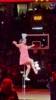 一场赚大几千美元！NBA中场秀 牛蓉大妈表演中国杂技